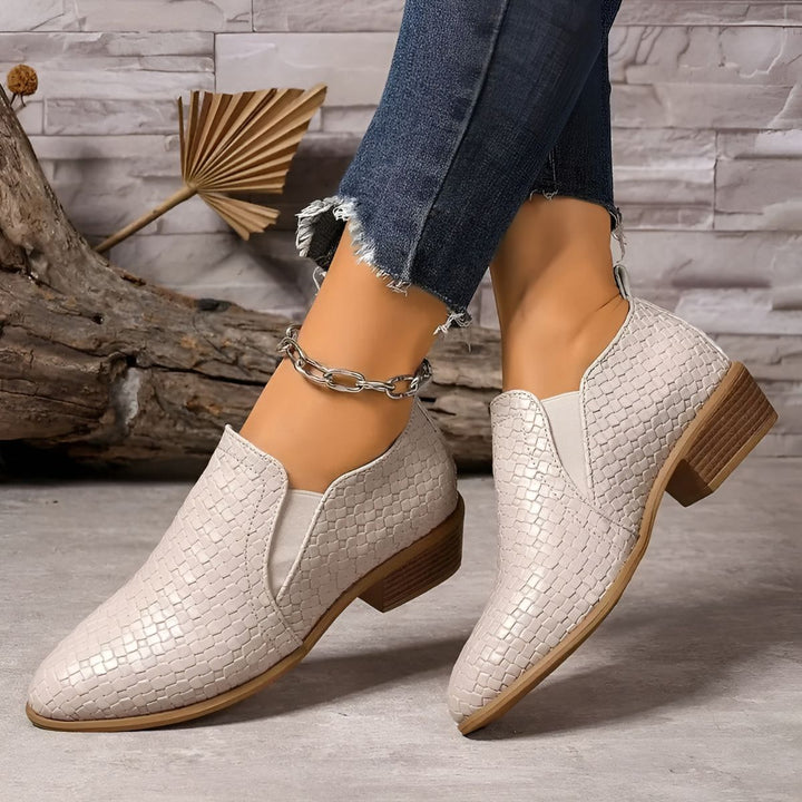 Chaussures Oxford à talon bloc pour femme, coloris beige. Un choix chic et confortable pour le quotidien.