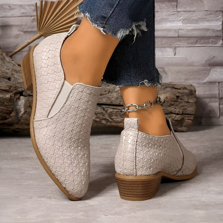 Chaussures à enfiler noires, style Oxford femme avec talon bloc. Allient confort, élégance et polyvalence.