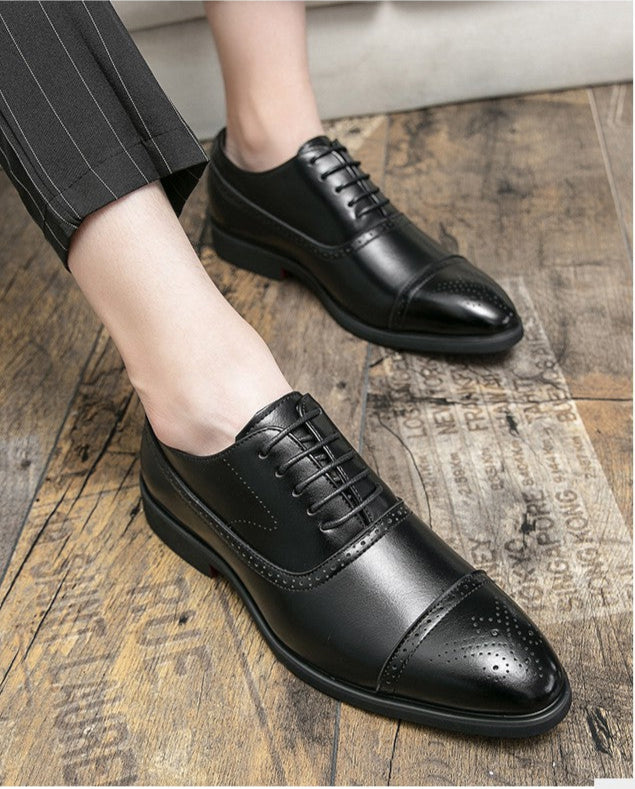 Chaussures Oxford homme en cuir lisse avec détails brogue sophistiqués, élégance classique pour occasions formelles.