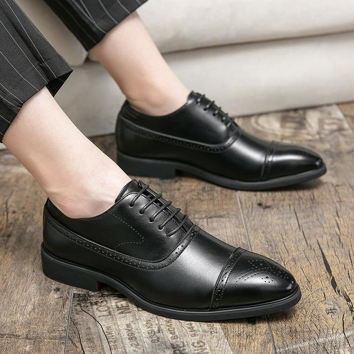 Chaussures Oxford homme en cuir lisse avec détails brogue sophistiqués, élégance classique pour occasions formelles.