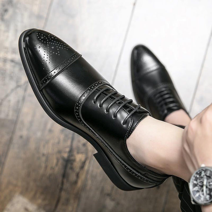 Chaussures Oxford homme en cuir lisse avec détails brogue sophistiqués, élégance classique pour occasions formelles.