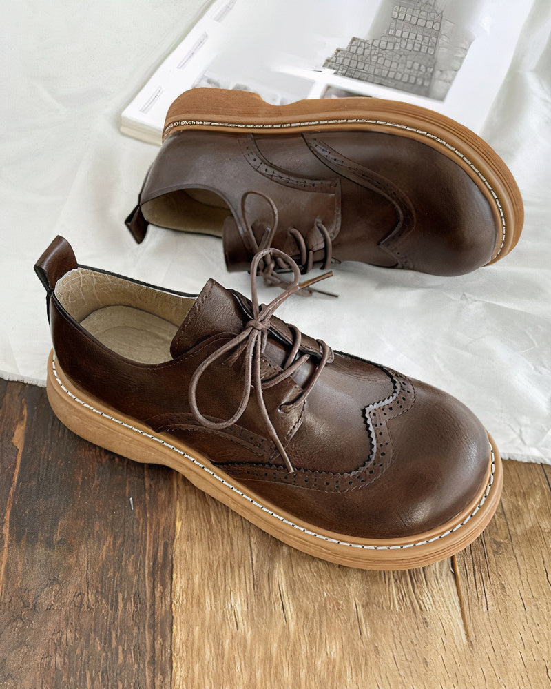 Chaussures Oxford plates rétro en cuir pour femme. Élégance classique et confort durable, idéales pour le bureau.