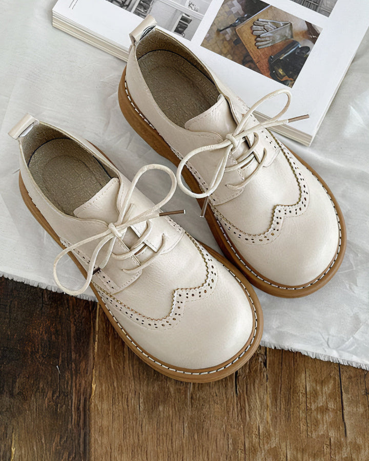Belles chaussures plates femme style Oxford. Confortables, polyvalentes et durables en cuir, parfaites pour un look rétro chic.