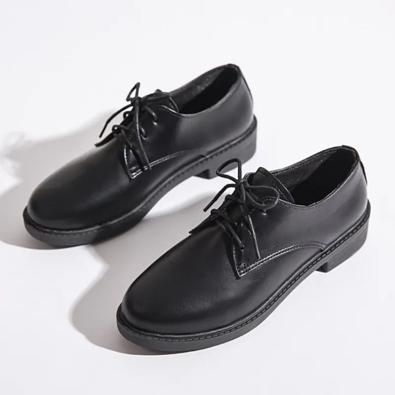 Chaussures Oxford pour femme en cuir. Confortables et robustes, parfaites pour allier style rétro et élégance au quotidien.