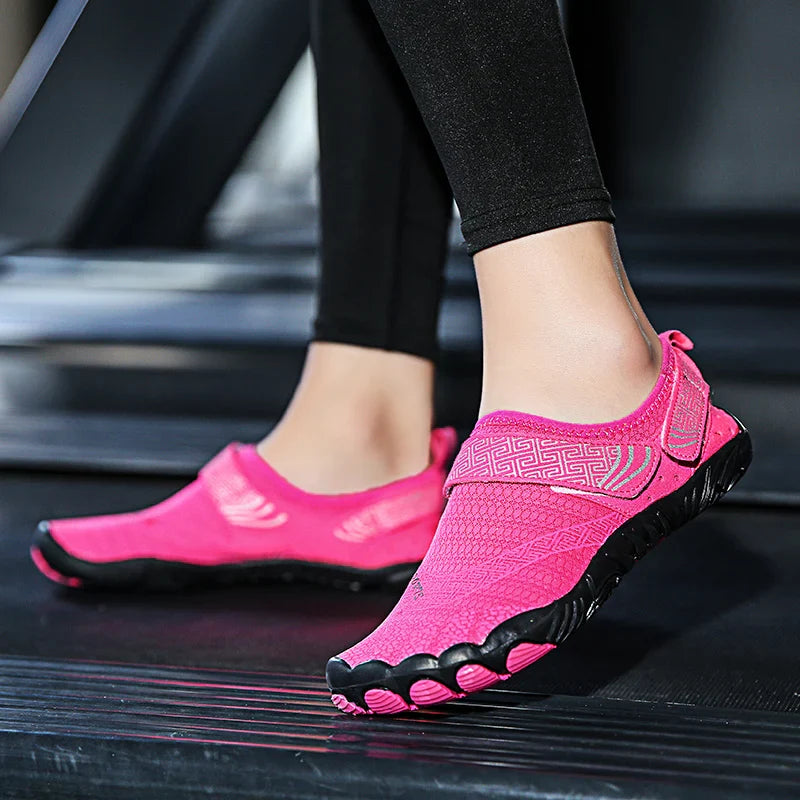 Chaussures d'eau et de plage pour femmes et enfants, offrant flexibilité, légèreté et séchage ultra rapide.