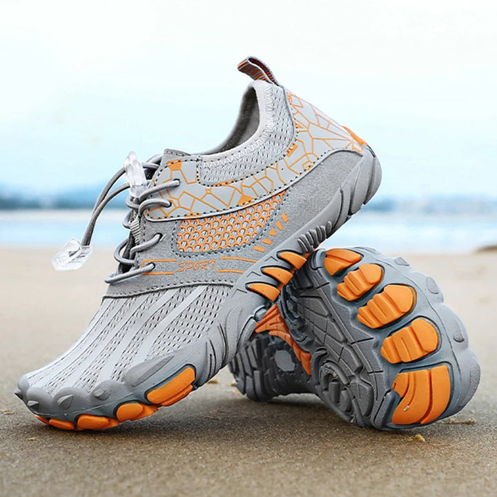 Vue latérale des chaussures pieds nus enfants, flexibles et confortables, idéales pour l'aventure et le mouvement naturel.