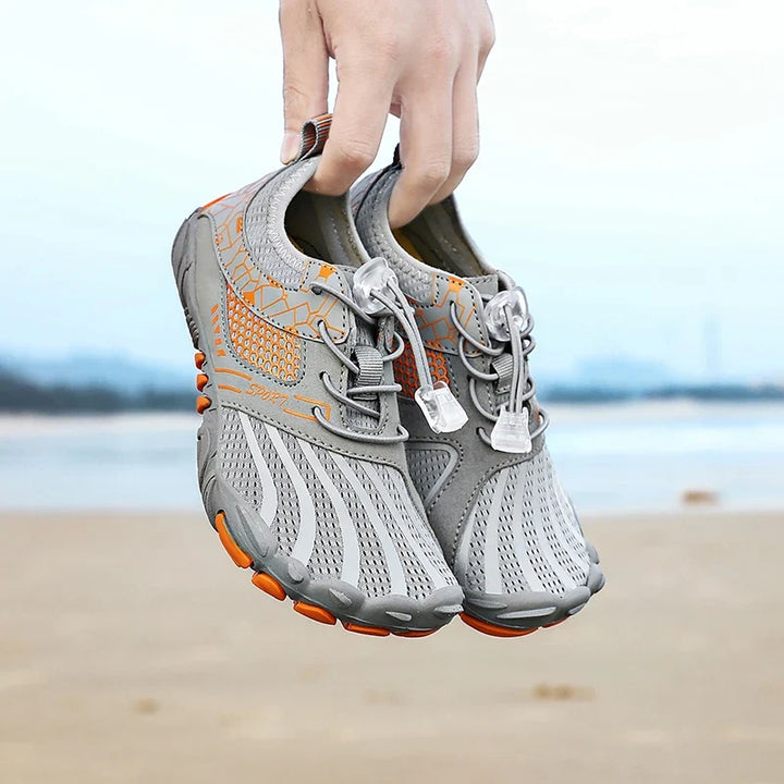 Gros plan sur la texture respirante des chaussures pieds nus enfants, offrant légèreté et flexibilité pour leurs pieds.