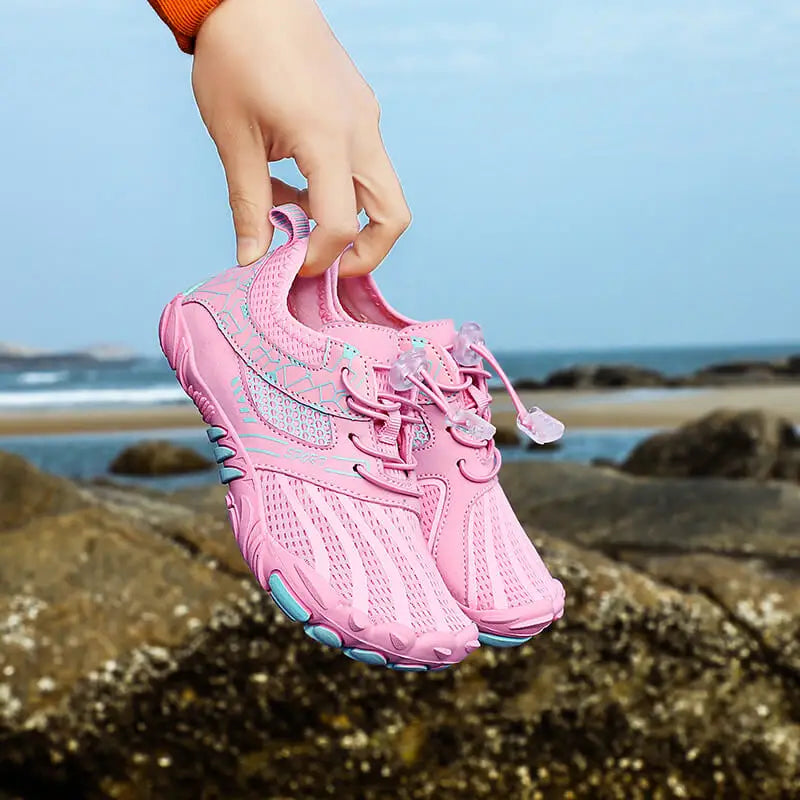 Enfant actif portant des chaussures pieds nus légères et flexibles, parfaites pour la liberté de mouvement en extérieur.