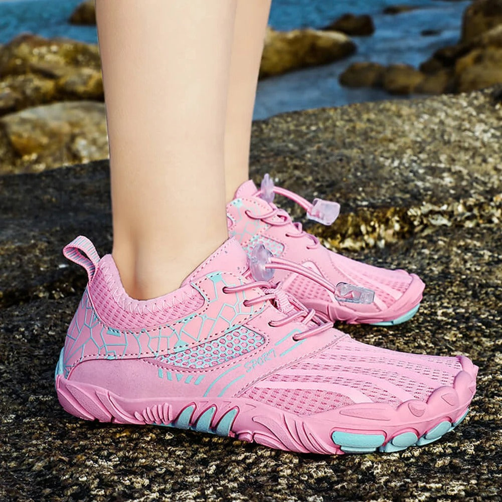 Semelle antidérapante des chaussures pieds nus enfants, assurant sécurité pour les jeux aquatiques et aventures.