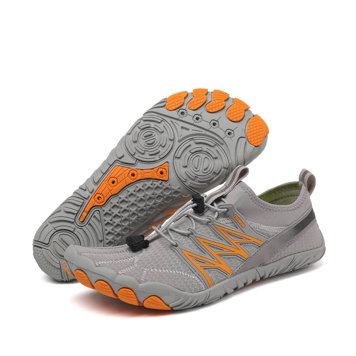 Chaussures pieds nus avec large bout pour les orteils, offrant confort maximal et grande souplesse pour marcher.