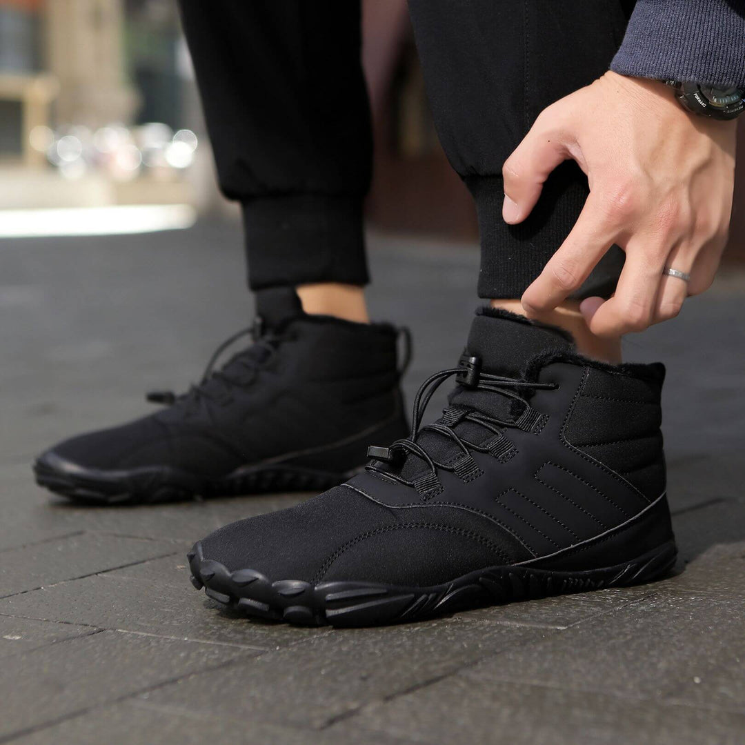 Gros plan sur la semelle antidérapante des chaussures pieds nus imperméables unisexes pour l'hiver.