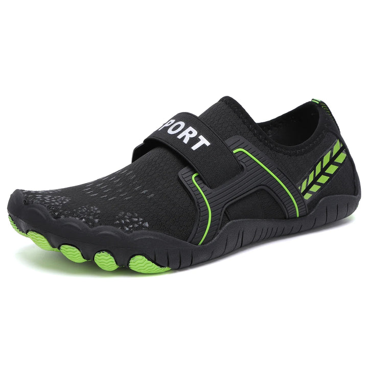 Personne portant des chaussures pieds nus légères pour la marche en extérieur. Confort minimaliste et respirant, unisexe.