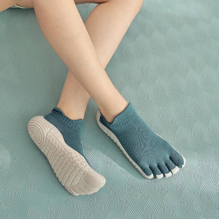 Chaussures pieds nus minimalistes pour CrossFit et entraînement sportif, offrant souplesse et sensation naturelle au sol.