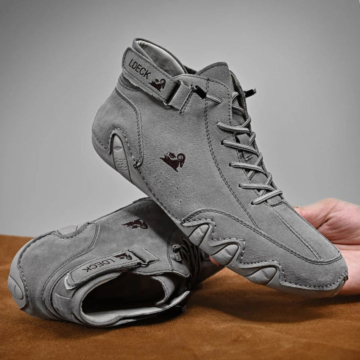 Chaussures pieds nus Wandara unisexe posées, symbolisant le lifestyle décontracté, le bien-être et l'extérieur.