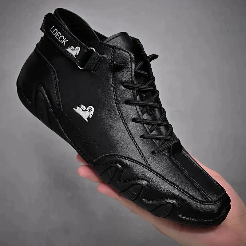 Un pas dynamique avec les chaussures Wandara pieds nus unisexes, soulignant l'antidérapant et le mouvement libre.