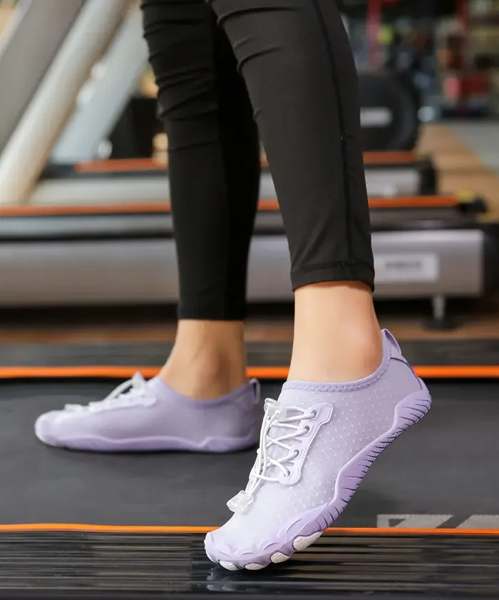 Chaussures pieds nus décontractées et légères, parfaites pour la randonnée et activités extérieures.