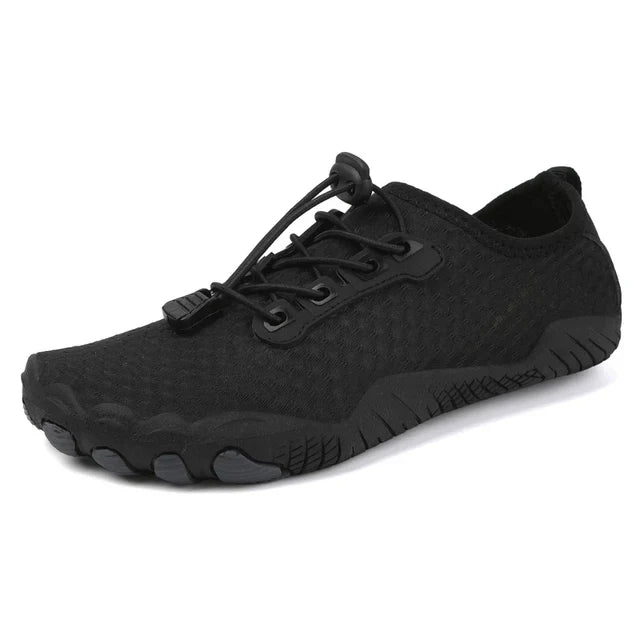 Gros plan de chaussures pieds nus unisexes, montrant la texture respirante, idéales randonnée et trail.