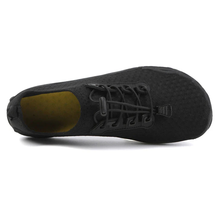Chaussures pieds nus pour trail, offrant souplesse et adhérence pour la randonnée et activités extérieures.