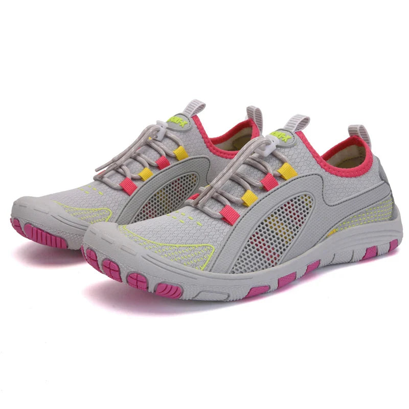 Athlète courant avec chaussures de sport VitaSole, maximisant la liberté et le confort.