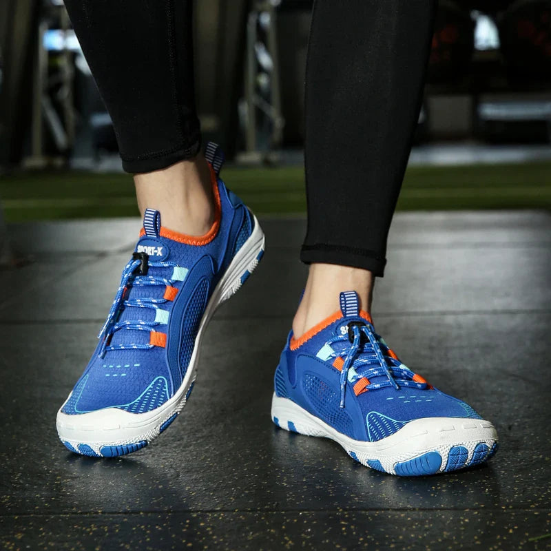 Pieds portant chaussures minimalistes VitaSole confortables, parfaites pour marche et course naturelle.