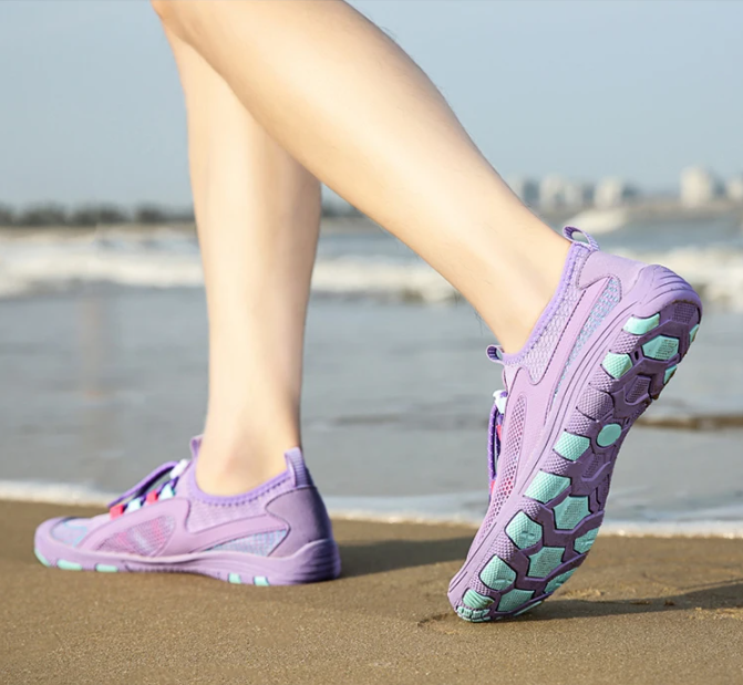 Chaussure pieds nus VitaSole pliée, montrant sa souplesse exceptionnelle pour une sensation naturelle.