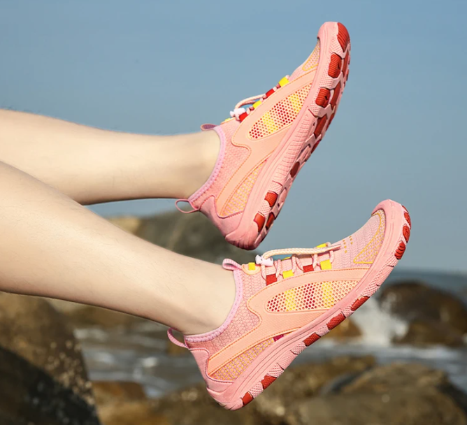 Femme portant chaussures de sport VitaSole unisexes, confortables pour gym ou usage quotidien.