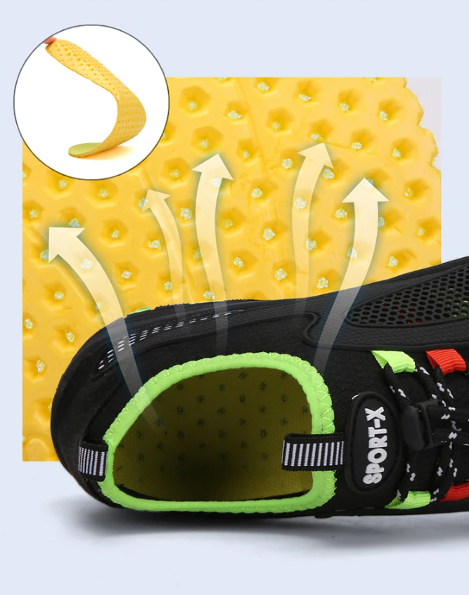 Chaussures aquatiques VitaSole sur sable, prêtes pour la plage et sports nautiques, protection et adhérence.