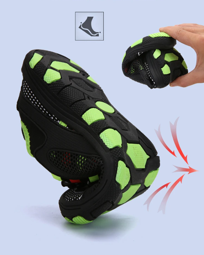 Chaussures minimalistes VitaSole sur sentier de randonnée, offrant stabilité et sensation pieds nus.