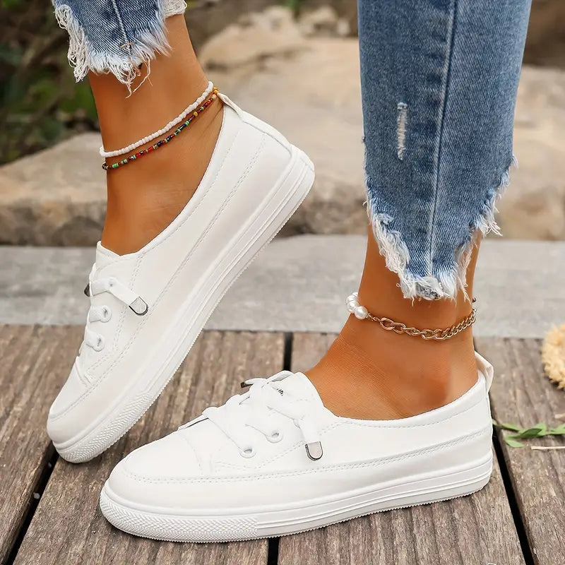 "Chaussures plates féminines blanches en cuir synthétique, design chic et épuré, confort quotidien et style polyvalent."