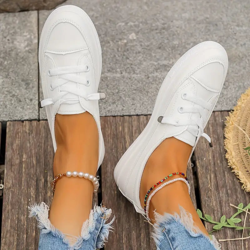 "Chaussures plates féminines blanches en cuir synthétique, design chic et épuré, confort quotidien et style polyvalent."