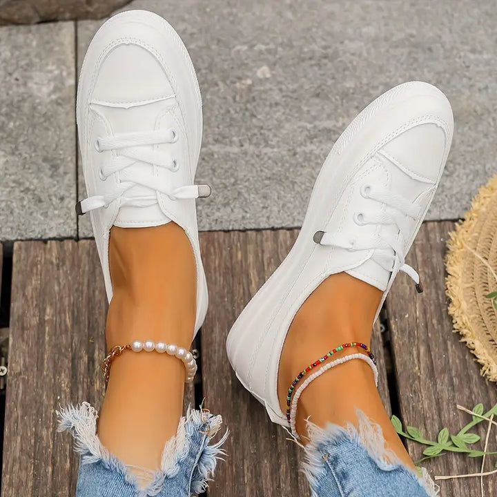 "Chaussures plates féminines blanches en cuir synthétique, design chic et épuré, confort quotidien et style polyvalent."