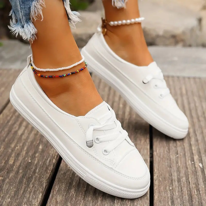 "Chaussures plates féminines blanches en cuir synthétique, design chic et épuré, confort quotidien et style polyvalent."