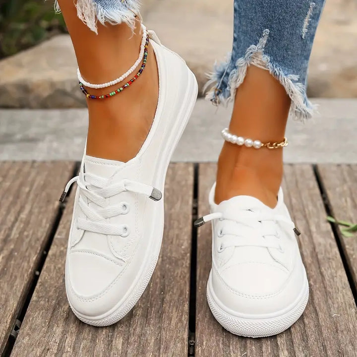 "Chaussures plates féminines blanches en cuir synthétique, design chic et épuré, confort quotidien et style polyvalent."