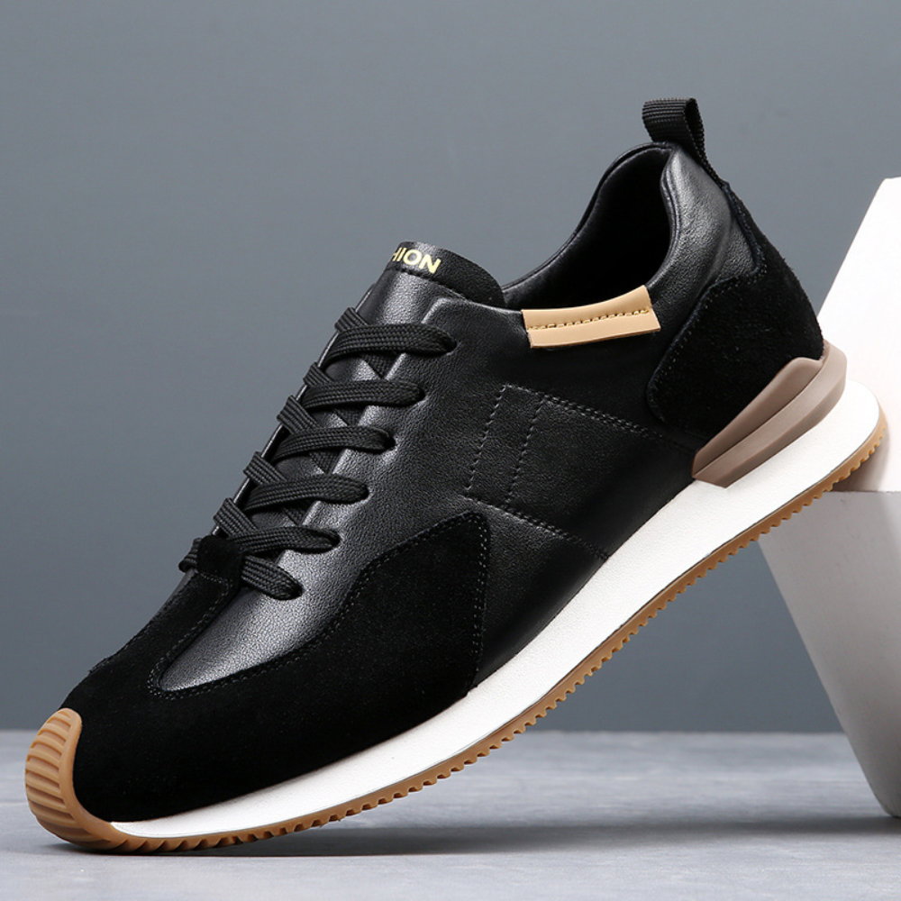 "Chaussures pour hommes noires, élégantes, respirantes, vue de profil, design intemporel et confort supérieur."