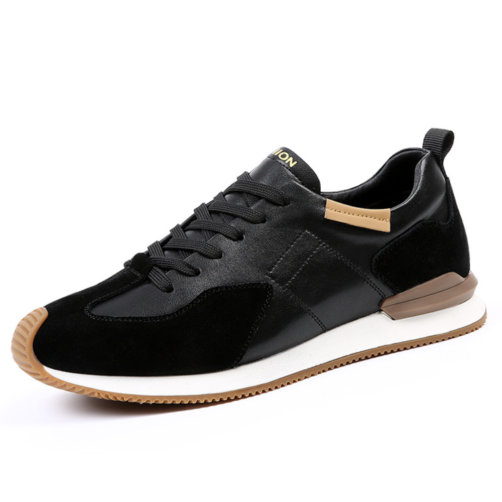 "Chaussures pour hommes noires, élégantes, respirantes, vue de profil, design intemporel et confort supérieur."