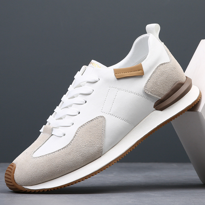 "Chaussures pour hommes noires, élégantes, respirantes, vue de profil, design intemporel et confort supérieur."