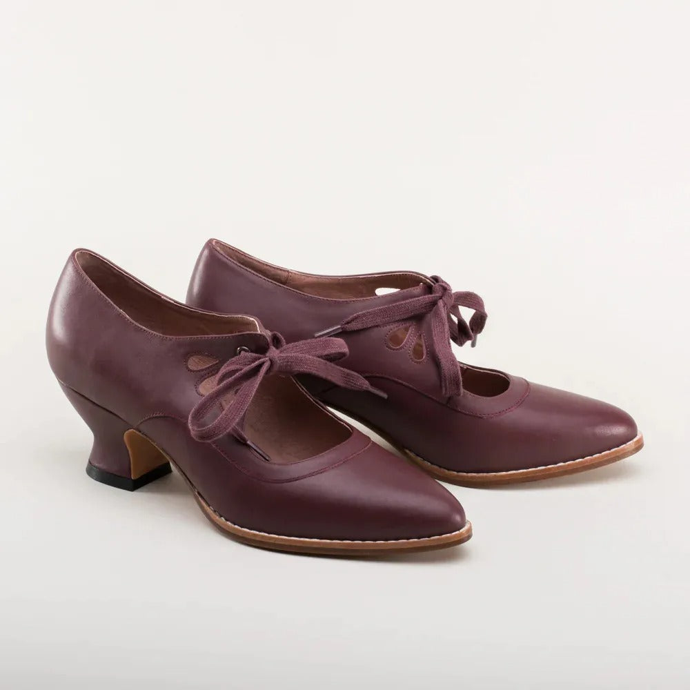 Chaussures élégantes à talon bas, style vintage, mode féminine et look chic intemporel.