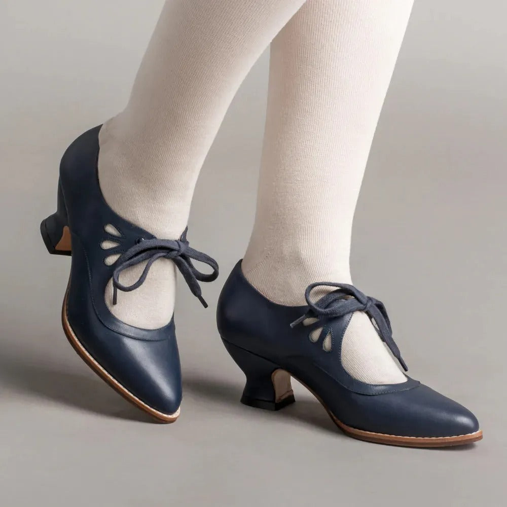 Escarpins féminins à talon bas, design rétro, ajoutent une touche d'élégance vintage.