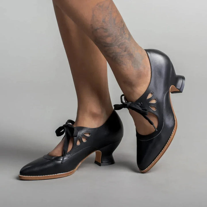 Talons bas confortables, style rétro, chaussures chic pour femmes modernes et stylées.