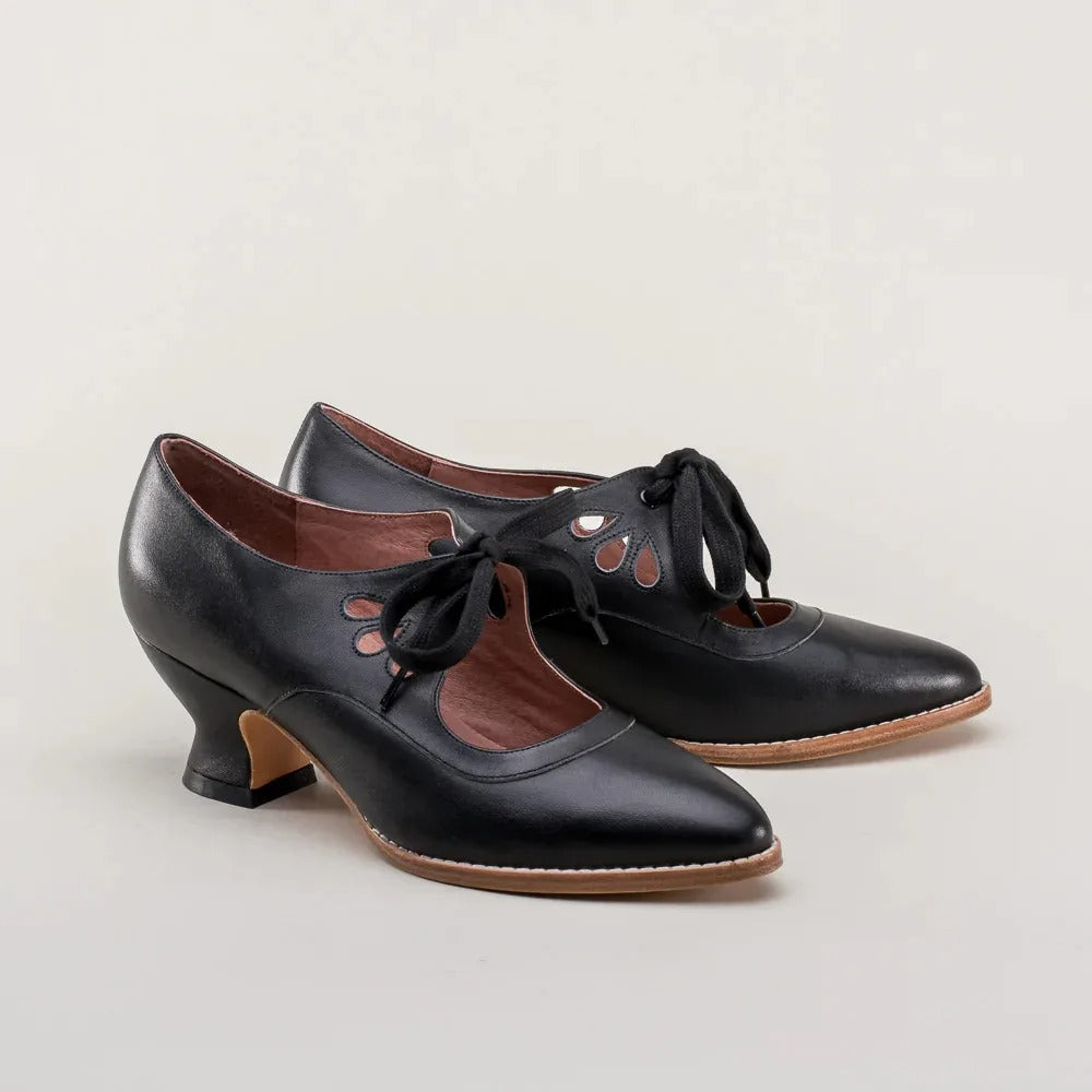 Chaussures rétro élégantes pour femmes, talon bas, confort chic, parfaites au quotidien.