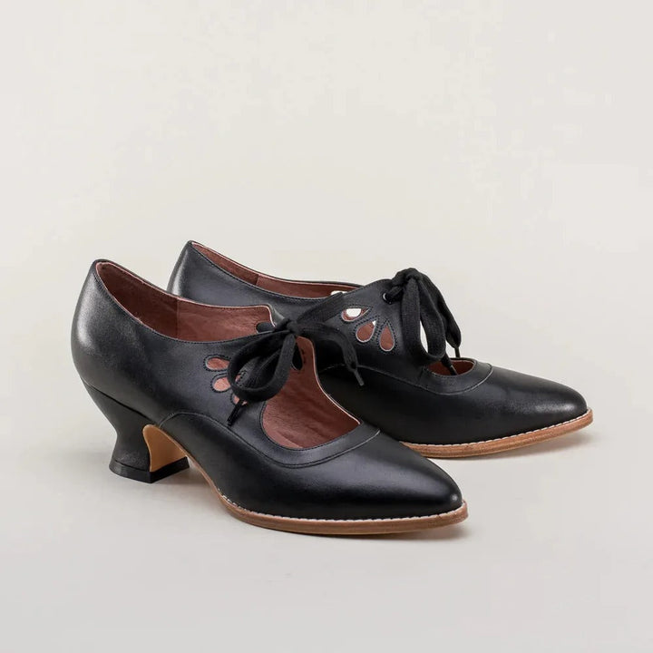 Chaussures rétro élégantes pour femmes, talon bas, confort chic, parfaites au quotidien.