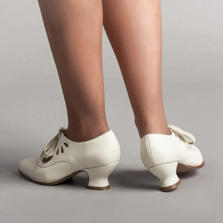 Talons femmes rétro chic, talon bas élégant, parfait pour un look féminin polyvalent.