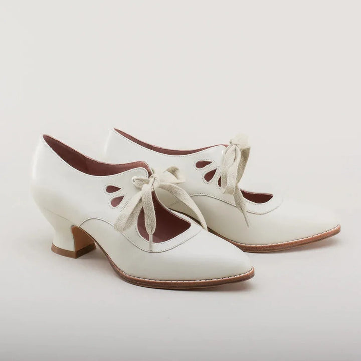 Chaussures élégantes à talon bas, style vintage, mode féminine et confort assuré.