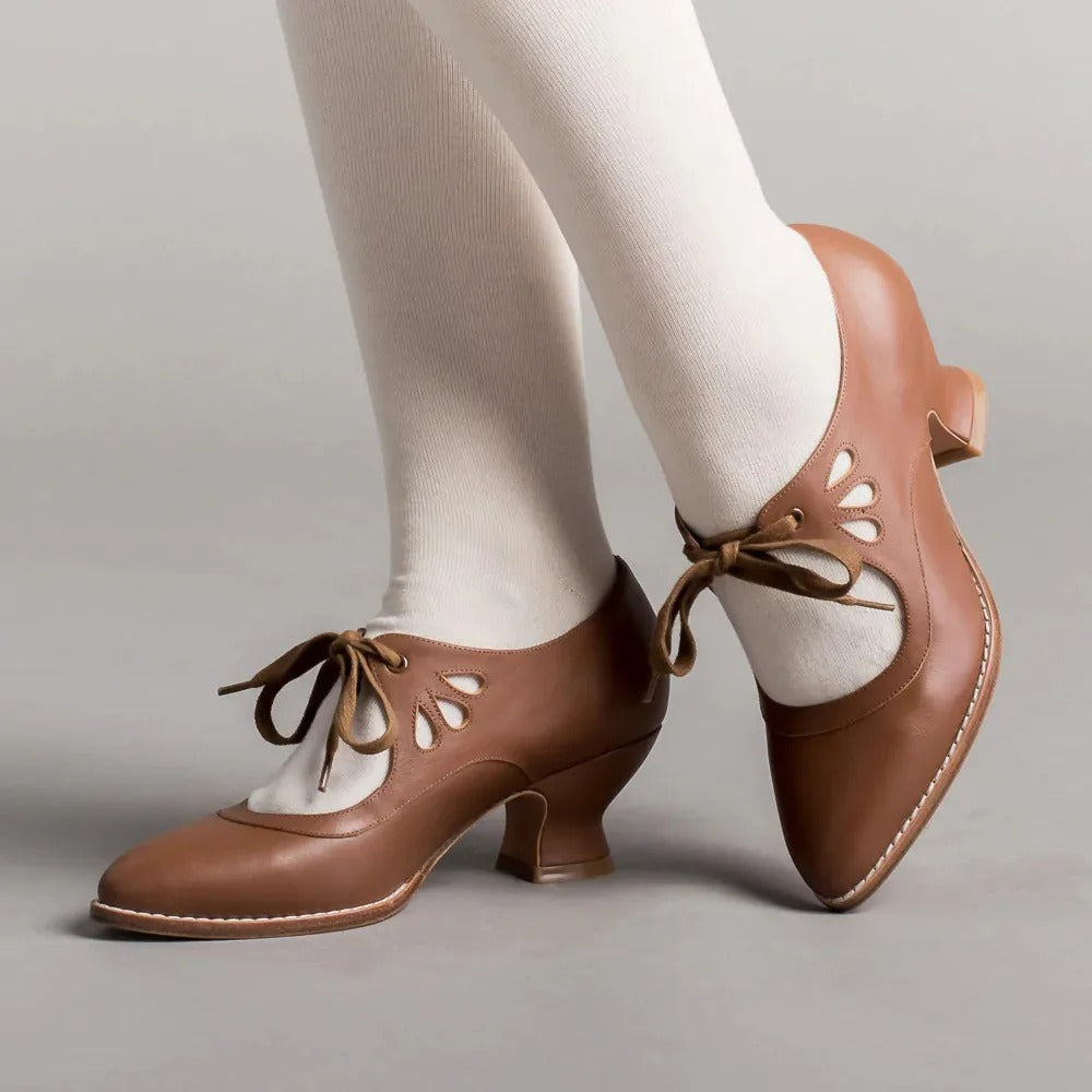 Chaussures féminines à talon bas, design rétro élégant, idéales pour le travail ou loisirs.
