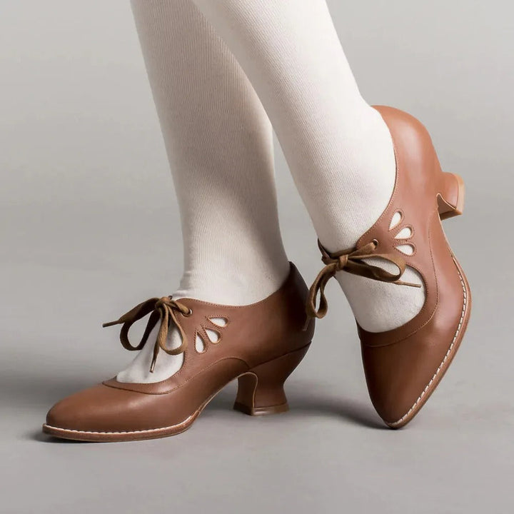 Chaussures féminines à talon bas, design rétro élégant, idéales pour le travail ou loisirs.