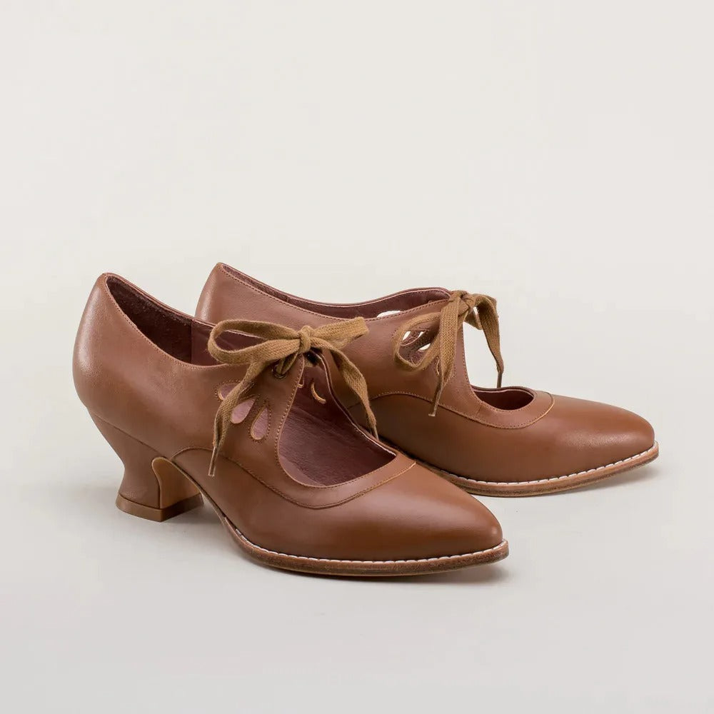 Escarpins élégants à talon bas, style vintage, ajoutent une touche rétro à votre tenue.