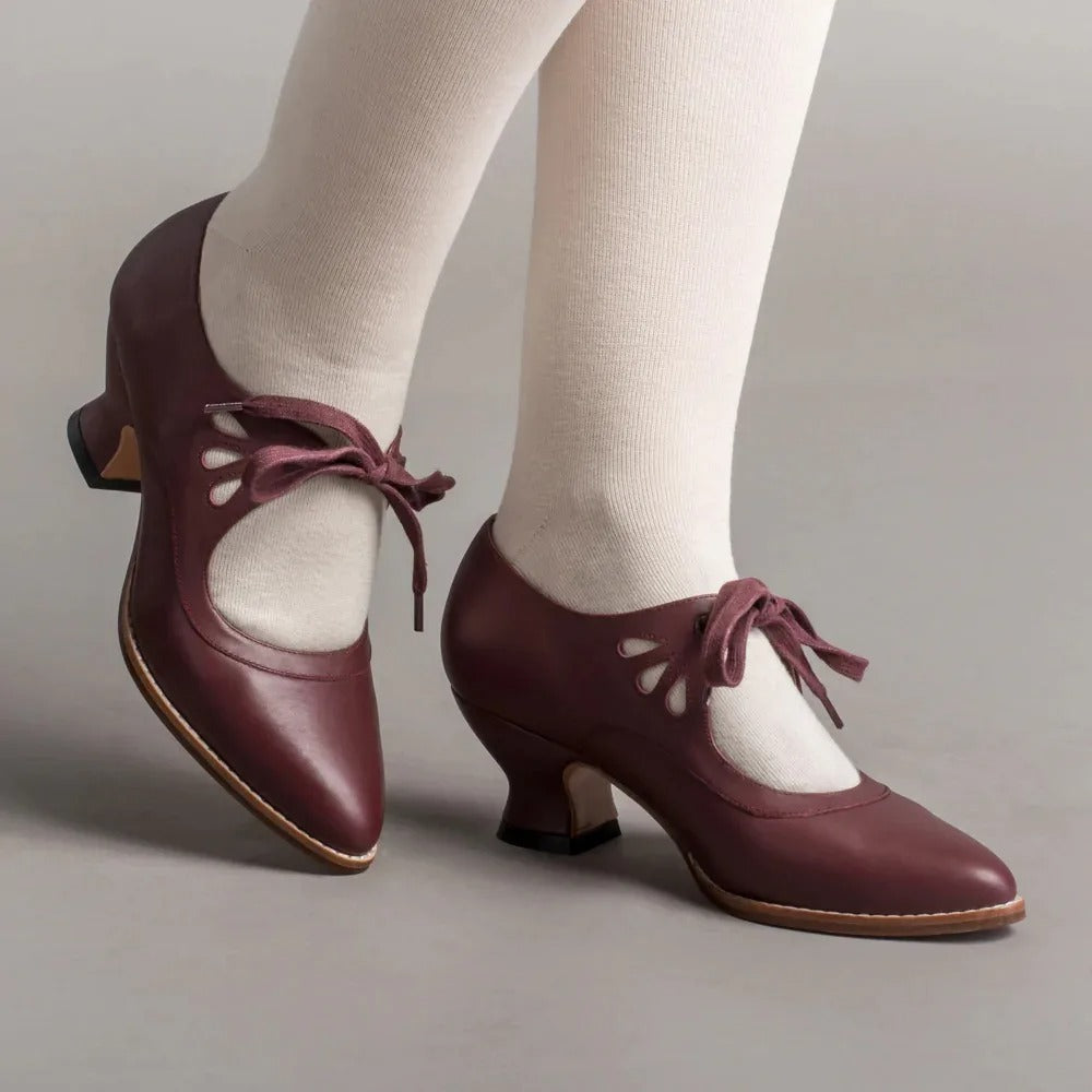 Chaussures rétro chic, talon bas, confort optimal pour un style féminin et polyvalent.