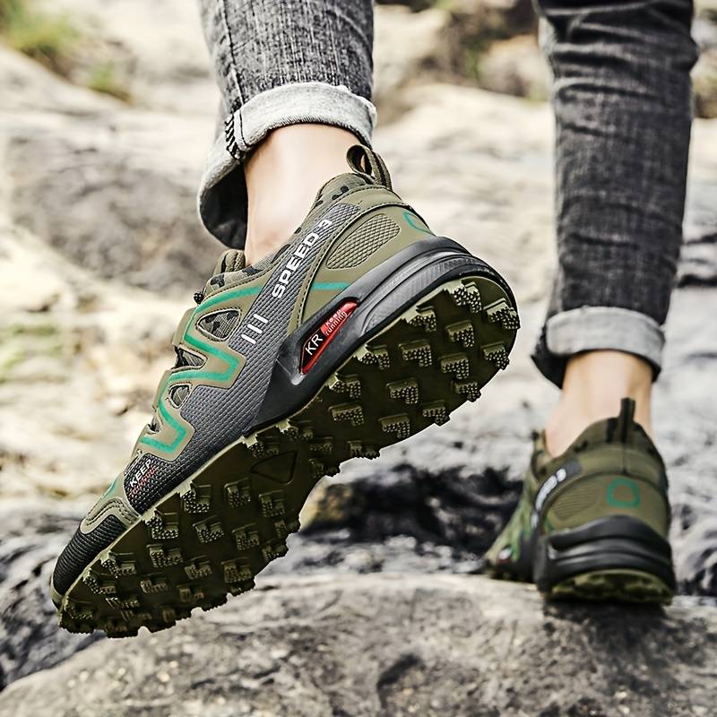 Chaussures randonnée imperméables. Design moderne, confort et durabilité pour toutes conditions.