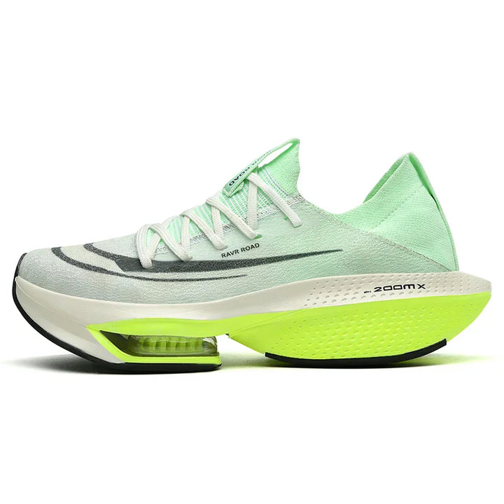 Chaussures running femme légères et respirantes. Design aéré, semelle amortissante pour course rapide et confortable.