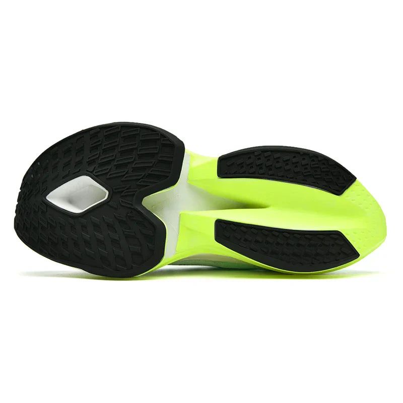 Chaussures running femme légères et respirantes. Design aéré, semelle amortissante pour course rapide et confortable.